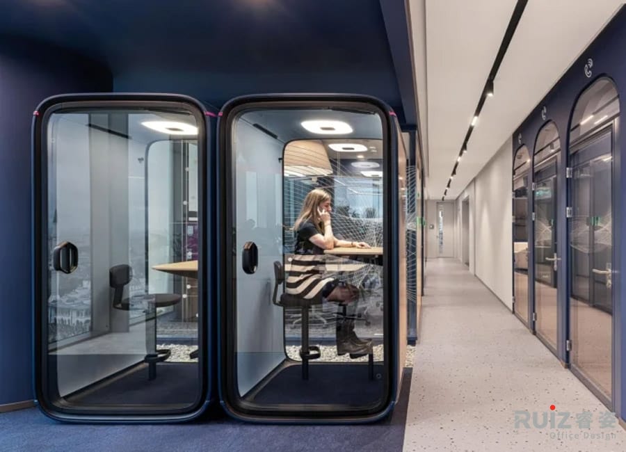 ​​静音舱与电话亭：开放办公中的专注绿洲​